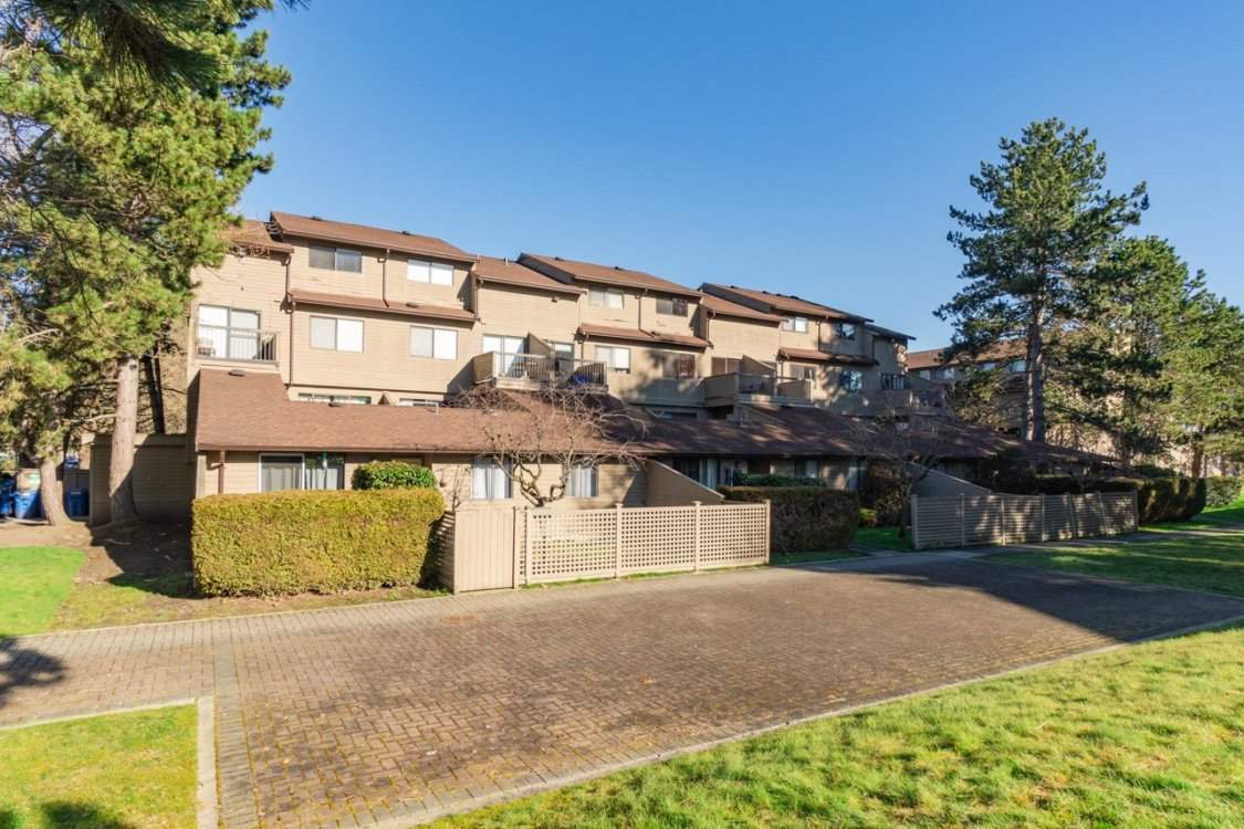r2352557